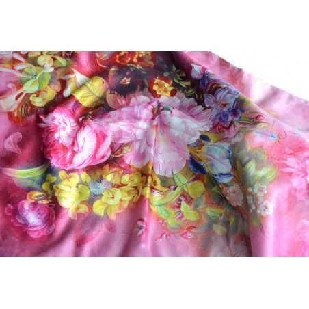 Pañuelo  de seda 100% natural, con dos caras y  flecos, modelo bouquet rosa , colección otoño-invierno,  de Hogar y Mas