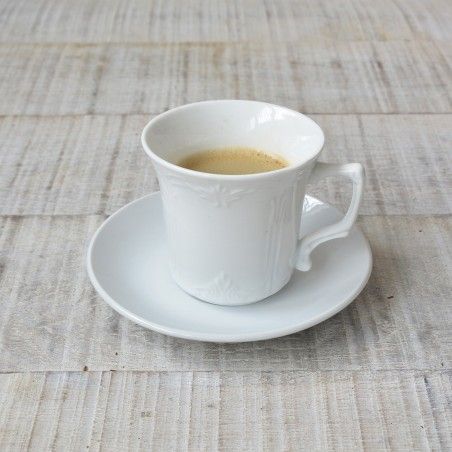Café avec du lait, ou une infusion de Céramique Blanche de six assiettes et les verres. Finement décoré avec des motifs et