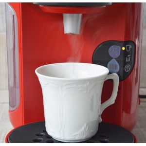 Café avec du lait, ou une infusion de Céramique Blanche de six assiettes et les verres. Finement décoré avec des motifs et