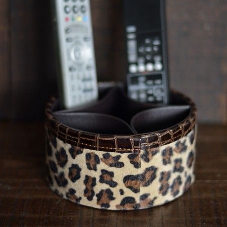 Home and More - Portamandos of leatherette round design-leopard with four compartments
