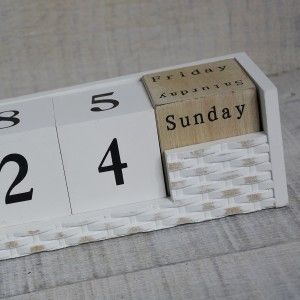 Casa e più - Calendario perpetuo in legno. Stile naturale con disegni bianchi.
