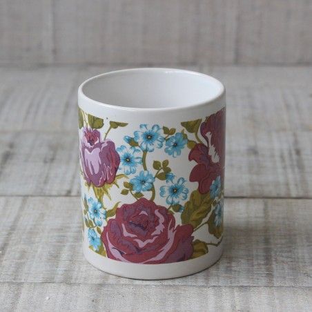 Taza vintage de flores para desayuno. Diseño floral. En cerámica con asa. Hogar y más.
