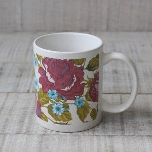 Tasse vintage fleurs pour le petit déjeuner. La conception florale. En céramique avec poignée. La maison et plus.