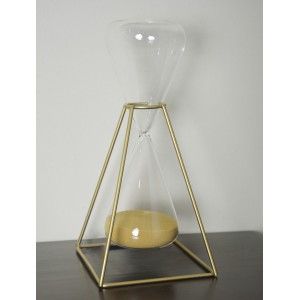 Reloj de Arena de realizado en Cristal, con Soporte Metálico Dorado. Diseño Minimalista, con estilo Moderno  - Hogar y Más