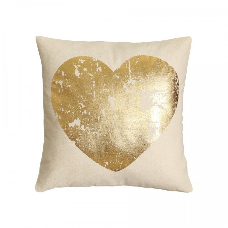 Cojín con un corazón decorado en y oro