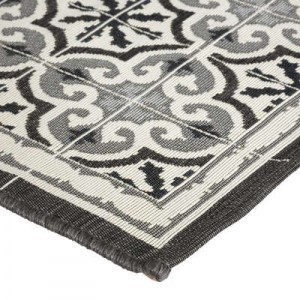 Alfombra con diseño de mosaico exterior e interior.