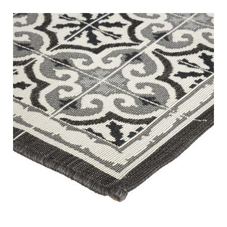 Alfombra con diseño de mosaico exterior e interior.