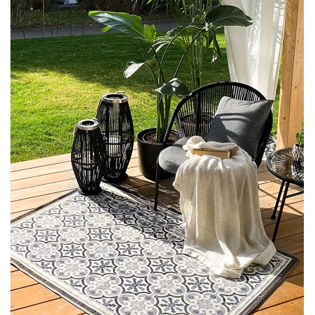 Alfombra con diseño de mosaico exterior e interior.