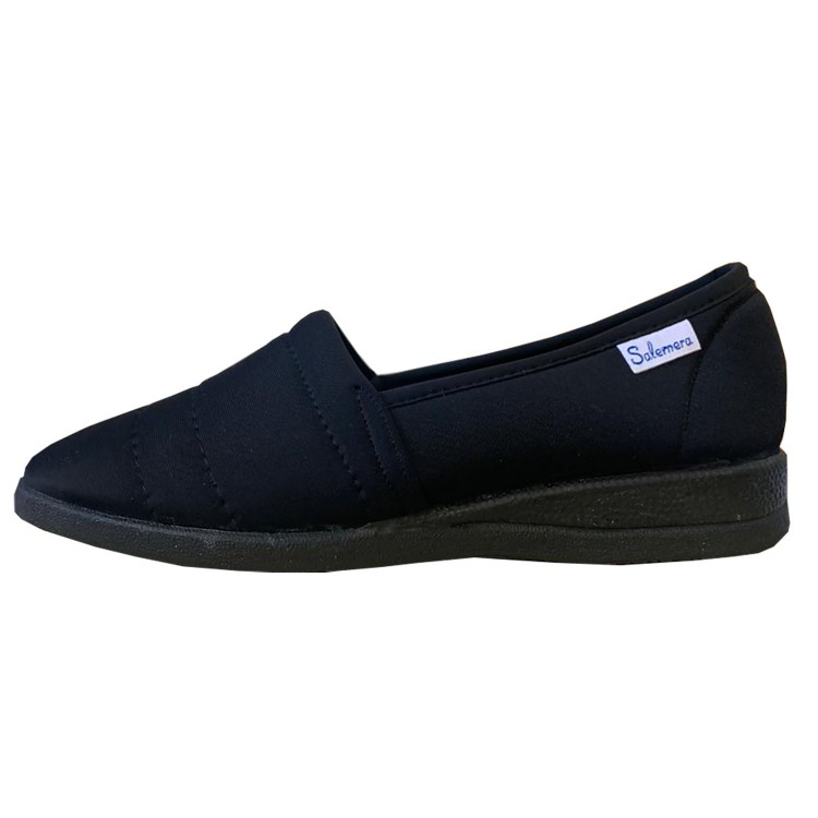 ZAPATILLA DE COLOR NEGRO.