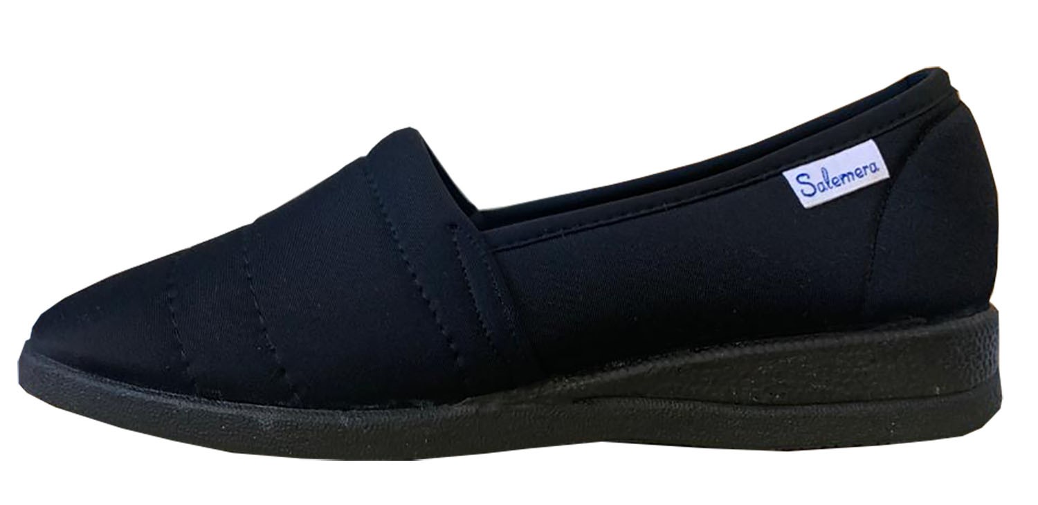 ZAPATILLA DE COLOR NEGRO.
