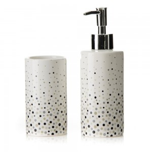 Ensemble de salle de bain en céramique. Le verre et le distributeur de savon modèle de points.