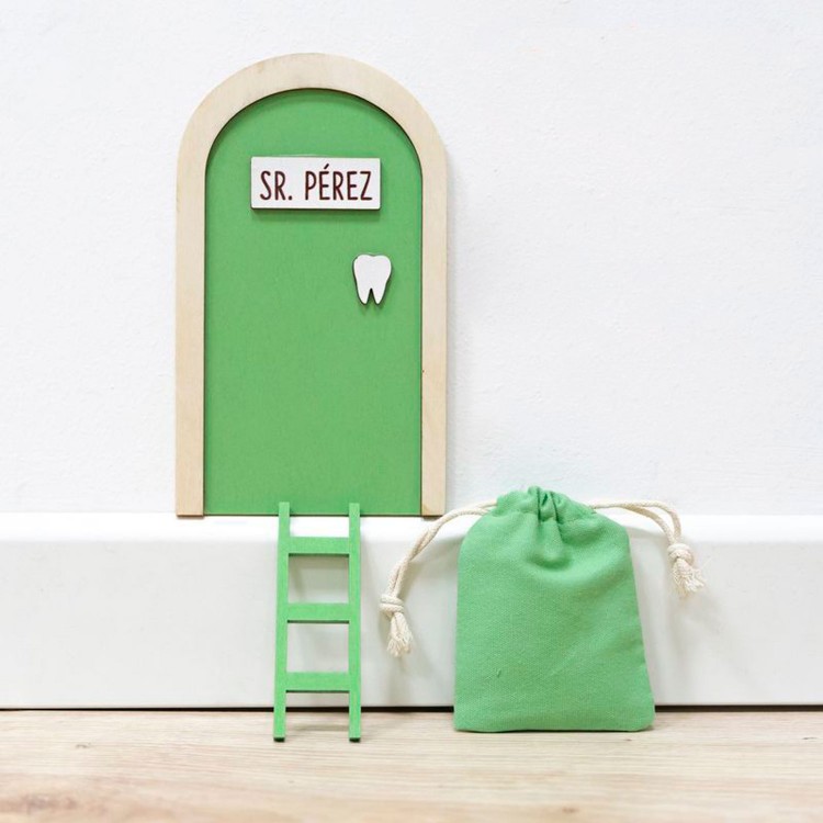 PUERTA RATONCITO PEREZ CON ESCALERA Y SACO PARA DIENTES VERDE